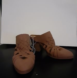 Universal thread size 6 high healed tan shoes